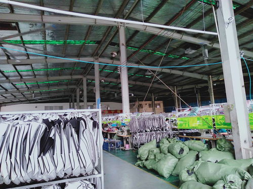 塑料制品廠房如何選擇合適的通風(fēng)降溫設(shè)備？——兼談建筑裝飾材料銷售視角